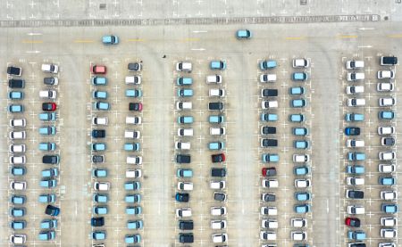 (miniature) Photo aérienne prise le 8 mars 2021 montrant des véhicules à énergie nouvelle dans un parc logistique à Liuzhou