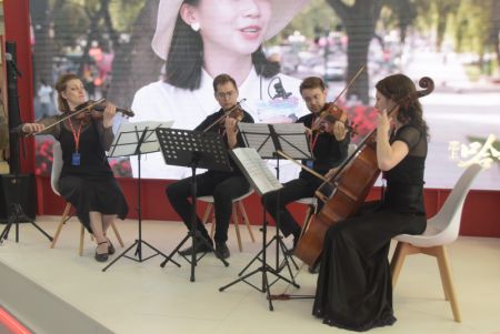 (miniature) Des musiciens se produisent lors de la 7ème Exposition sino-russe à Lekaterinbourg