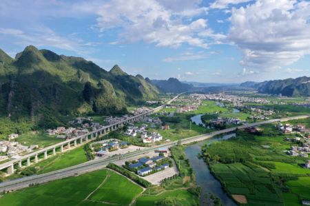 (miniature) Vue aérienne du bourg de Gaoling dans le district autonome Yao de Du'an