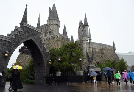 (miniature) Des gens visitent le site thématique Wizarding World of Harry Potter au parc Universal Beijing Resort