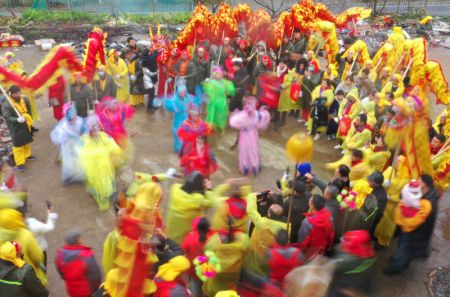 (miniature) Des personnes participent à un événement célébrant la fête des lanternes à venir dans le bourg de Daiyingling de la ville de Hengyang