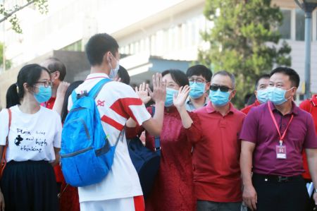 (miniature) Les enseignants encouragent les candidats à l'extérieur d'un site d'examen à Beijing