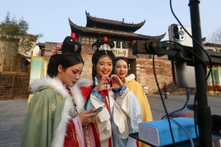 (miniature) Des actrices font la promotion d'une pièce de théâtre via les médias sociaux dans l'ancien bourg de Huizhou