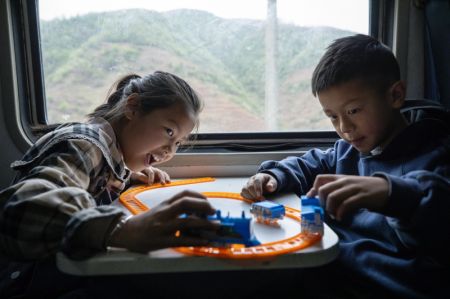(miniature) Des élèves prennent le train 5633 pour aller à l'école dans la province du Sichuan (sud-ouest de la Chine)