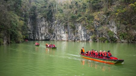 (miniature) Des visiteurs prennent des bateaux pour visiter le site pittoresque du palais Loong