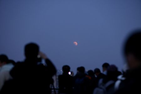 (miniature) Des gens observent l'éclipse lunaire totale au parc Jingshan