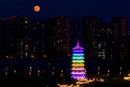 (miniature) Photo aérienne montrant une pleine lune dans le ciel à Kunshan
