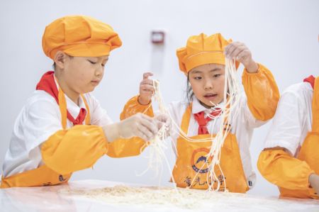 (miniature) Des élèves apprennent à faire des nouilles en classe à l'école primaire de Chongguang à Chongqing
