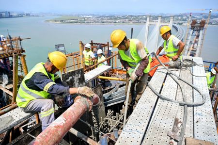 (miniature) Des ouvriers versent du ciment sur le haut de la tour principale sud du pont maritime de la baie Quanzhou du chemin de fer à grande vitesse Fuzhou-Xiamen