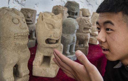 (miniature) Un touriste contemple des objets exposés au Musée des lions en pierre