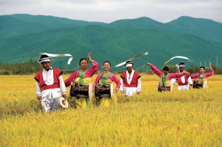 (miniature) Danse des fermiers du groupe ethnique coréen