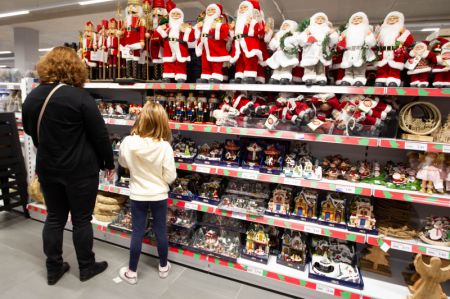 (miniature) Des clients choisissent des produits de Noël fabriqués en Chine sur un marché de Haarlem