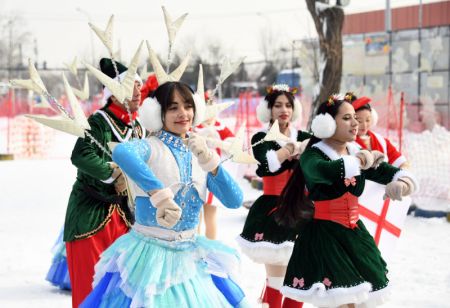 (miniature) Des artistes présentent un spectacles au Parc mondial de Beijing