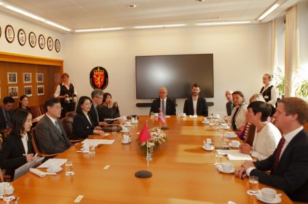 (miniature) Le conseiller d'Etat et ministre chinois des Affaires étrangères Qin Gang rencontre les membres de la commission permanente des Affaires étrangères et de la Défense du Parlement norvégien à Oslo