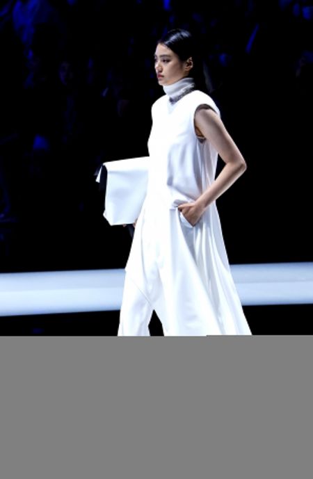 (miniature) Un mannequin présente une création de NAERSI lors de la Semaine de la mode de Chine à Beijing