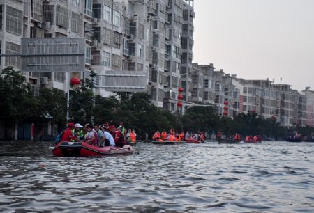 (miniature) Des résidents bloqués sont évacués vers des zones sûres à bord de bateaux de sauvetage à Weihui