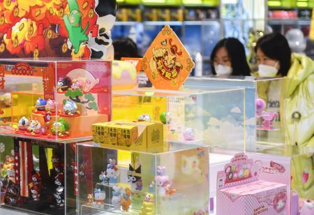 (miniature) Des gens font des achats dans un centre commercial de Changchun