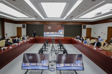 (miniature) Des délégués assistent à la 73e session de l'Assemblée mondiale de la santé par liaison vidéo à Beijing