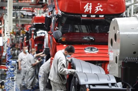 (miniature) Des ouvriers travaillent sur une ligne de montage de camions FAW Jiefang à Changchun