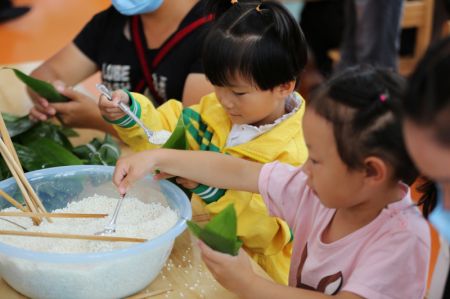 (miniature) Des enfants préparent des zongzi