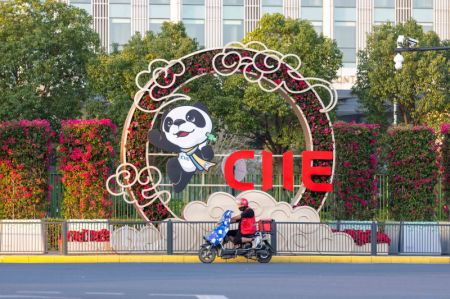 (miniature) La rue près du site de l'Exposition internationale d'importation de la Chine (CIIE) à Shanghai