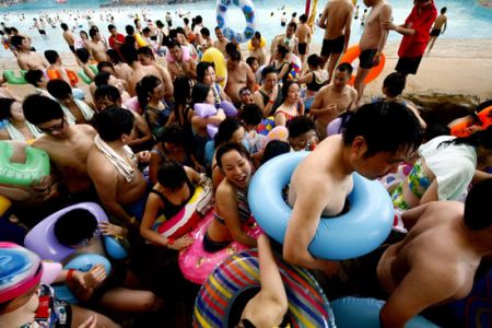 (miniature) 10 000 chinois sur une petite plage artificielle (photos)