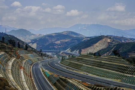 (miniature) Vue de la nouvelle autoroute Chuxiong-Dali dans la province chinoise du Yunnan (sud-ouest)