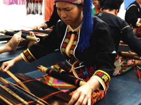 (miniature) Techniques traditionnelles de filage, tissage, teinture et broderie du coton de la minorité Li