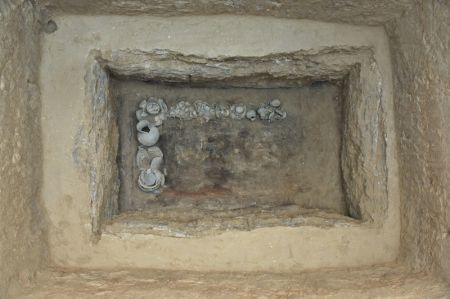 (miniature) Photo d'archives fournie par l'Institut des recherches archéologiques du Shanxi montrant une tombe antique découverte dans un site de fouilles à Shuozhou