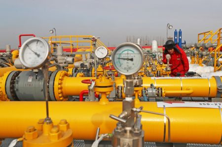 (miniature) Un membre du personnel inspecte une zone de stockage de gaz du groupe PetroChina Liaohe Oilfield à Panjin