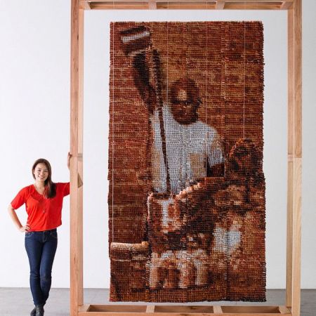 (miniature) 10 nuances de brun : Elle crée un portrait original avec 20.000 sachets de thé usagés