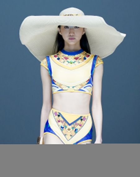 (miniature) Un mannequin présente une création du styliste Hou Lingling lors de la Semaine de la mode de Chine à Beijing