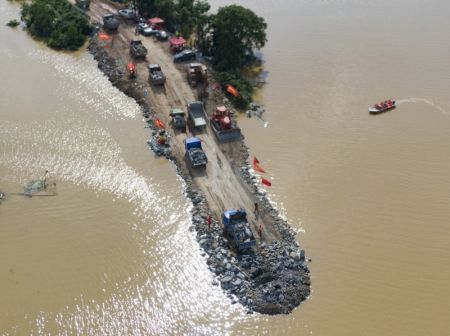 (miniature) Photo aérienne montrant le chantier d'une digue brisée au bourg de Poyang dans le district de Poyang