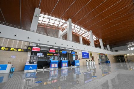 (miniature) Photo de l'intérieur du terminal d'un nouvel aéroport de très haut plateau dans le district autonome tadjik de Taxkorgan