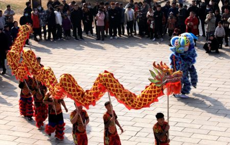 (miniature) Des artistes folkloriques présentent une danse du dragon et du lion dans le district de Pingyi
