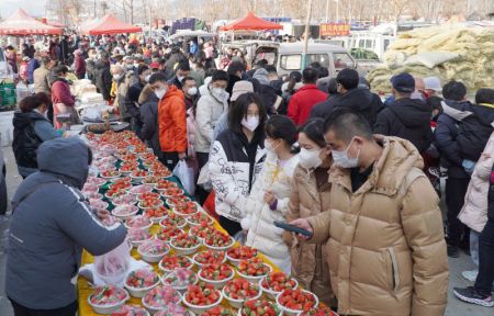(miniature) Des gens achètent des fraises sur un marché à Jinan