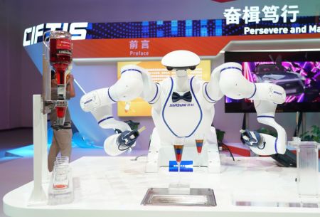 (miniature) Un robot est présenté lors de l'exposition sur les réalisations du commerce des services de la Chine