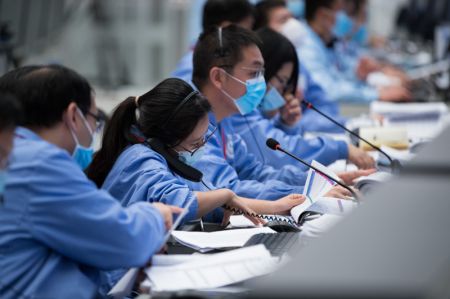 (miniature) Des membres du personnel technique travaillent au Centre de contrôle aérospatial de Beijing