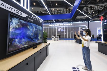 (miniature) Une journaliste essaie une application interactive lors de l'Exposition Smart China 2022