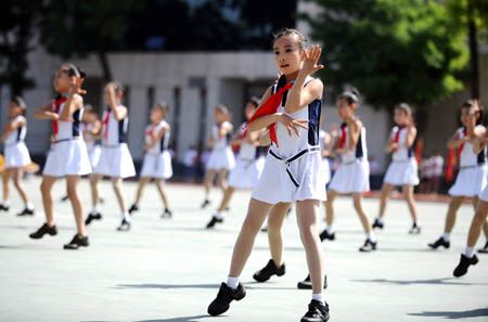 (miniature) écolières chinoises danseuses en costume
