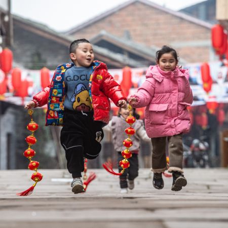(miniature) Des enfants courent dans l'ancien bourg de Yongxi