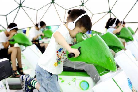 (miniature) Un garçon visite le Musée des sciences et technologies à bas carbone de Hangzhou
