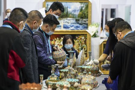 (miniature) Des visiteurs admirent l'artisanat iranien dans la zone d'exposition des biens de consommation lors de la 3e édition de l'Exposition internationale d'importation de la Chine (CIIE) à Shanghai
