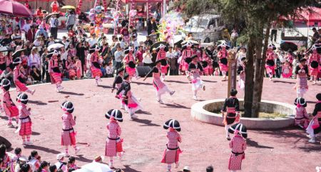 (miniature) Des membres du groupe ethnique Miao exécutent une danse pour célébrer le festival Tiaohua dans le village de Gaoxing de l'arrondissement spécial de Liuzhi