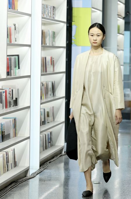 (miniature) Un mannequin présente une création de la collection automne-hiver 2020/2021 lors de la Semaine de la mode de la Chine à Pageone