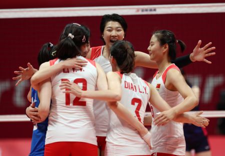 (miniature) Les athlètes chinoises expriment leur joie durant le match pour la médaille d'or de volley-ball féminin entre la Chine et le Japon aux 19es Jeux asiatiques