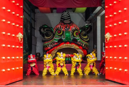 (miniature) Des interprètes de la danse du lion du Guangdong sur une base d'entraînement à Foshan