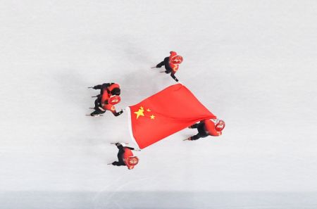 (miniature) Des athlètes chinois célèbrent leur victoire après avoir remporté la médaille d'or de la finale du relais mixte en patinage de vitesse courte piste