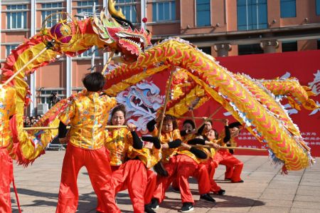 (miniature) Des artistes folkloriques présentent une danse du dragon pour célébrer la prochaine Journée de Longtaitou à Fenghua