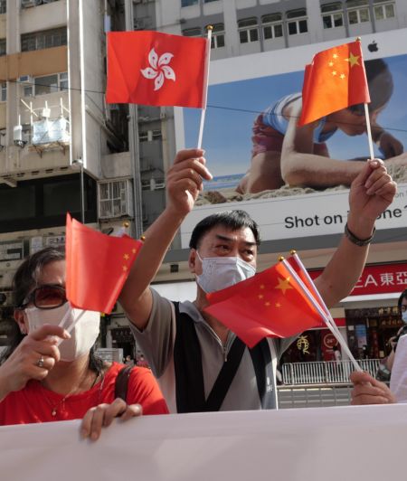 (miniature) Des citoyens de Hong Kong célèbrent l'adoption de la Loi de la République populaire de Chine sur la sauvegarde de la sécurité nationale dans la Région administrative spéciale de Hong Kong (RASHK) à Causeway Bay